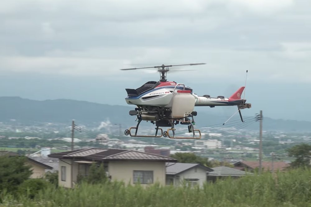 ラジコンヘリによる防除作業